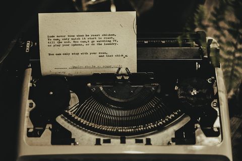 插入纸张的白色打字机