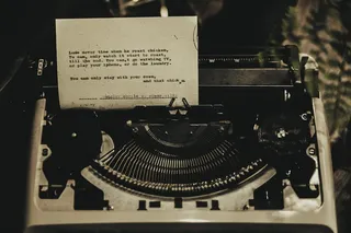 插入纸张的白色打字机