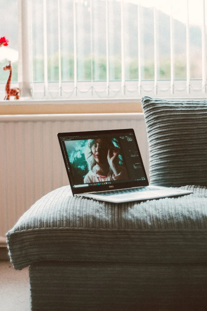 打开沙发上的笔记本电脑