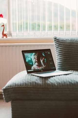 打开沙发上的笔记本电脑