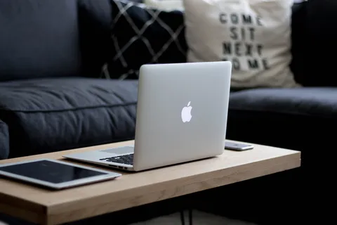 棕色木制*桌上的MacBook Air 棕色木制*桌上的MacBook Air