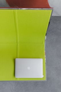 在石灰椅上的笔记本电脑上俯瞰