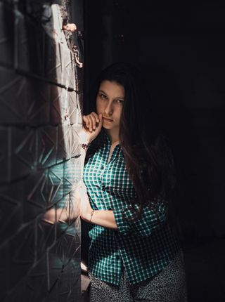 墙上学习的女性选择性聚焦摄影