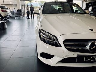 汽车，机动车辆，交通方式，真人，交通，陆地车辆，生活方式，男人