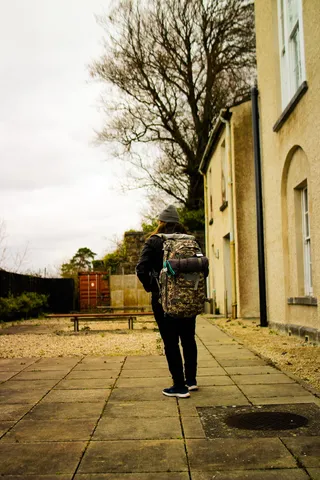 在路上穿着黑色夹克和裤子的女人