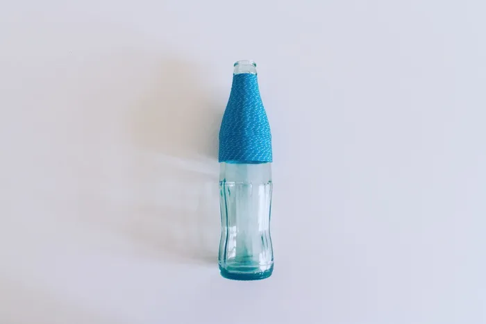 可口可乐，可乐，瓶子，玻璃，绳子，蓝色，透明，包装