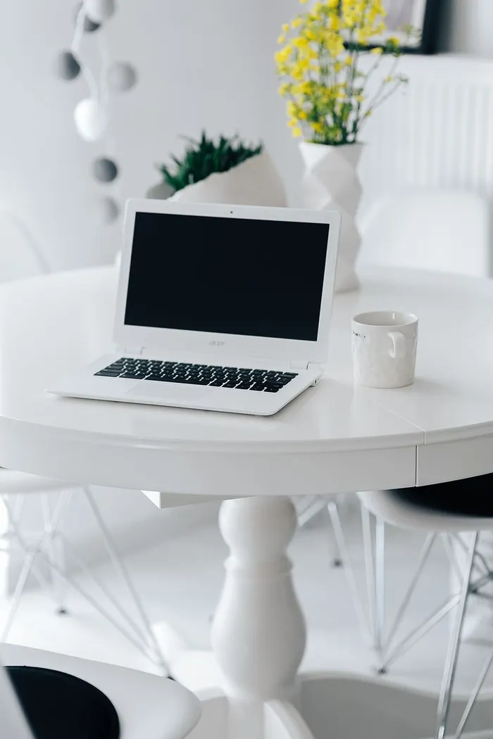 在家里桌上放着笔记本电脑的工作场所