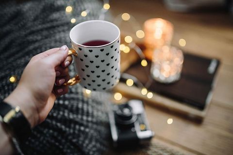 旧相机、茶杯和书