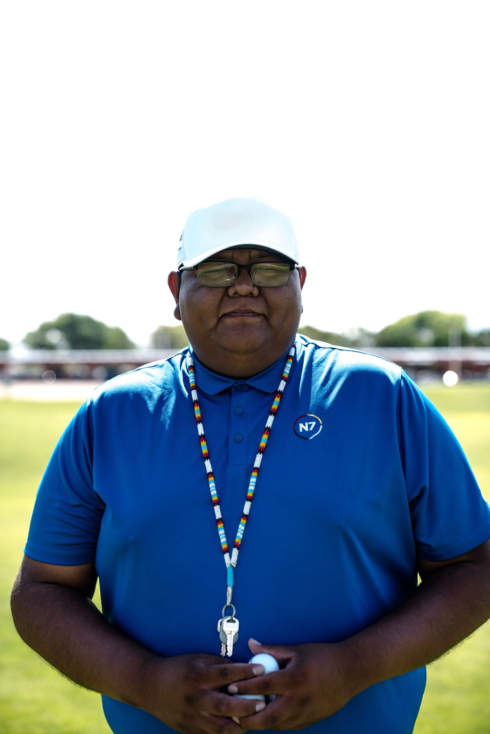 穿着蓝色马球衫的人