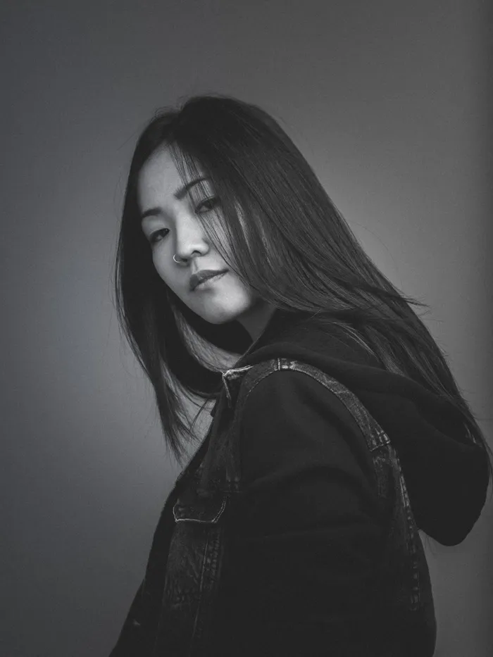 女式黑色拉链连帽衫