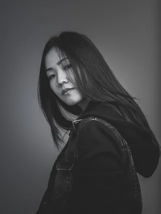 女式黑色拉链连帽衫