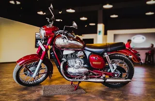 停放在房间内的红色和黑色标准摩托车