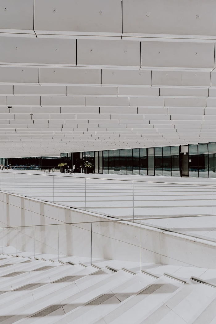 现代白色建筑，建筑师艾利斯·马泰乌斯的EDP总部，葡萄牙里斯本