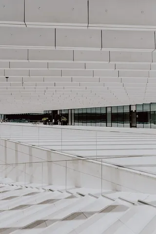 现代白色建筑，建筑师艾利斯·马泰乌斯的EDP总部，葡萄牙里斯本