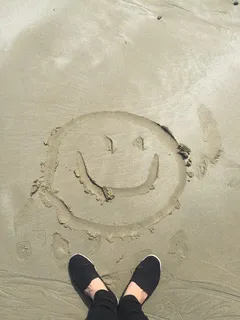 在沙子上画笑脸