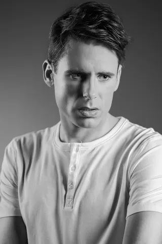 男子穿着T恤的单色照片