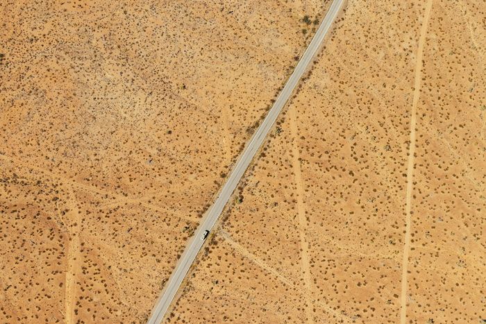 浩瀚沙漠之间道路的航空摄影