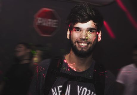 男子身穿纽约黑白印花圆领T恤