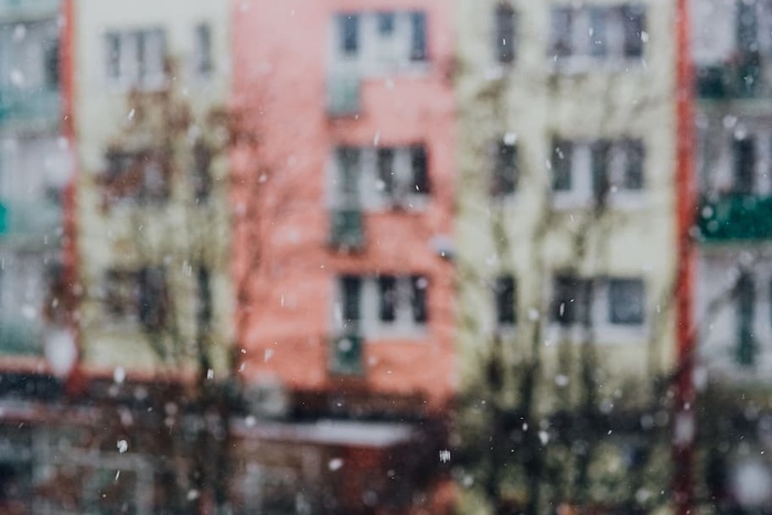 有汽车的雪地街道