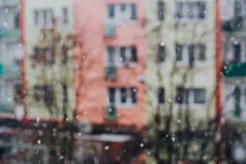 有汽车的雪地街道