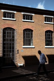 走在建筑物附近的人