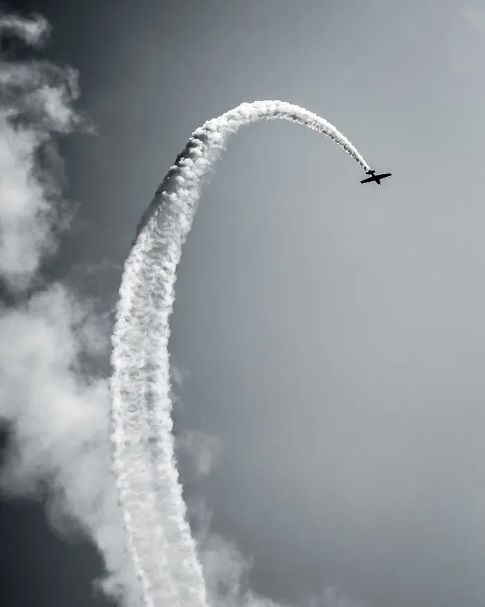 飞机轨迹灰度照片