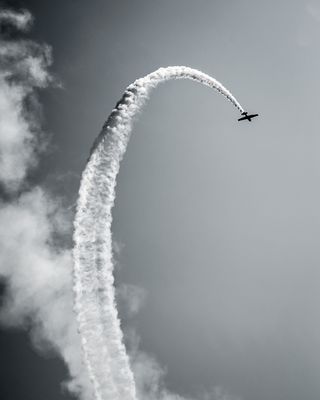 飞机轨迹灰度照片