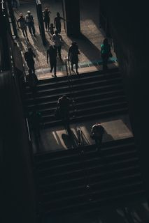 在楼梯上行走的人