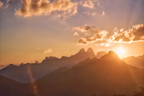 黄金时段的群山剪影 黄金时段的群山剪影