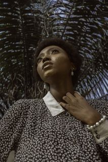 拿着他的衣领的女人