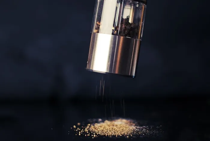 黑胡椒、香料、摇壶、食品、厨房、配料、照明设备、室内