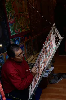 房间里的男人在编织垫子 房间里的男人在编织垫子