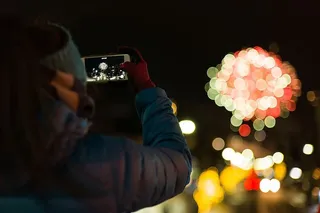 一个人在谈论一张被点亮的设施的照片