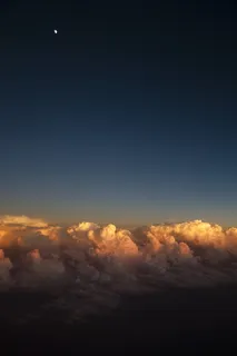 上图为新月的云图