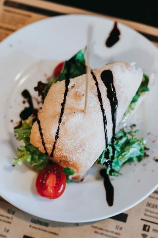 美味的蔬菜三明治和饮料