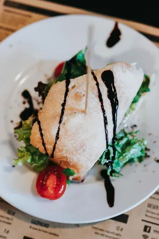 美味的蔬菜三明治和饮料