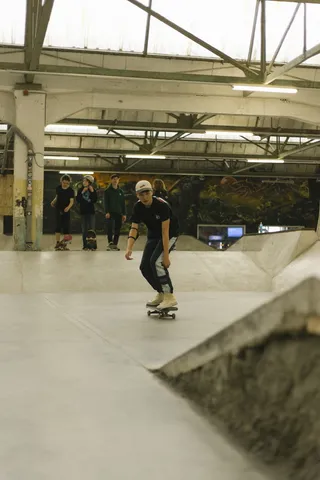 一名男子在坡道附近玩滑板