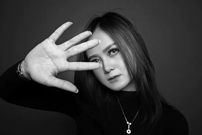 女人举手的灰度照片