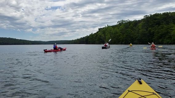 皮划艇运动员在新泽西州莫里斯县洛克韦镇斯普利普洛克水库（Splitrock Reserve）划船。斯普利普洛克水库是一个人造湖。