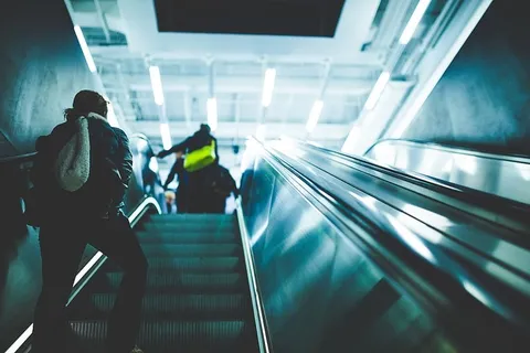 自动扶梯、人员、交通、城市、城市、楼梯、台阶和楼梯、栏杆 自动扶梯、人员、交通、城市、城市、楼梯、台阶和楼梯、栏杆
