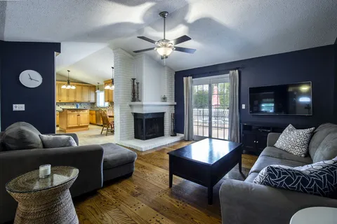 安装在墙上的黑色平板电视