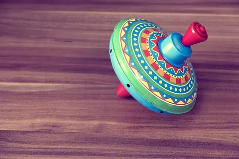 蓝色和绿色旋转玩具