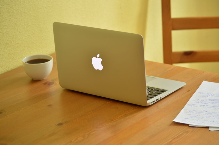 macbook air，旁边，杯子，咖啡，棕色，木制，桌子，工作