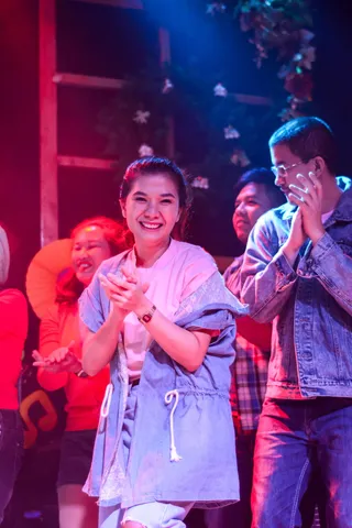 她, 微笑, 爱情, 女人, 年轻成人, 微笑, 一群人, 幸福