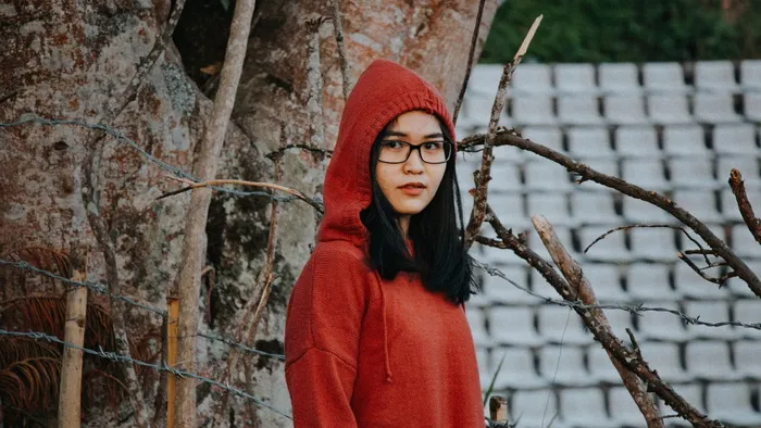 穿红色套头衫连帽夹克的女士