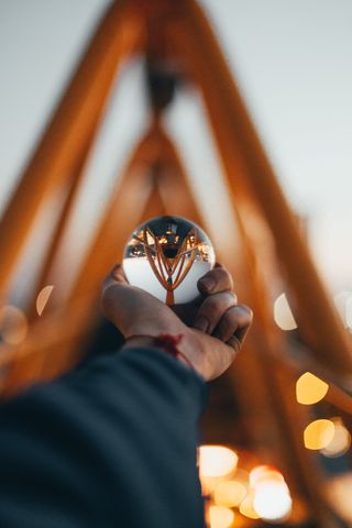 用手拿着的透明水晶球