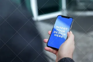 男人在街上用他的iPhone X。PSD模型