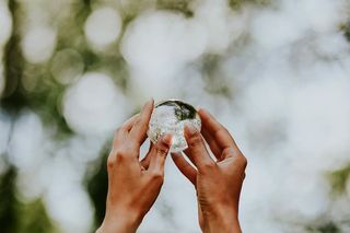 拿着小水晶球的女人