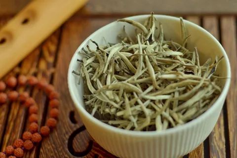 白茶,茶,碗,珠子,木头,服务,白,杯子 白茶,茶,碗,珠子,木头,服务,白,杯子