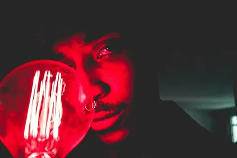 通过灯泡拍摄的人类肖像